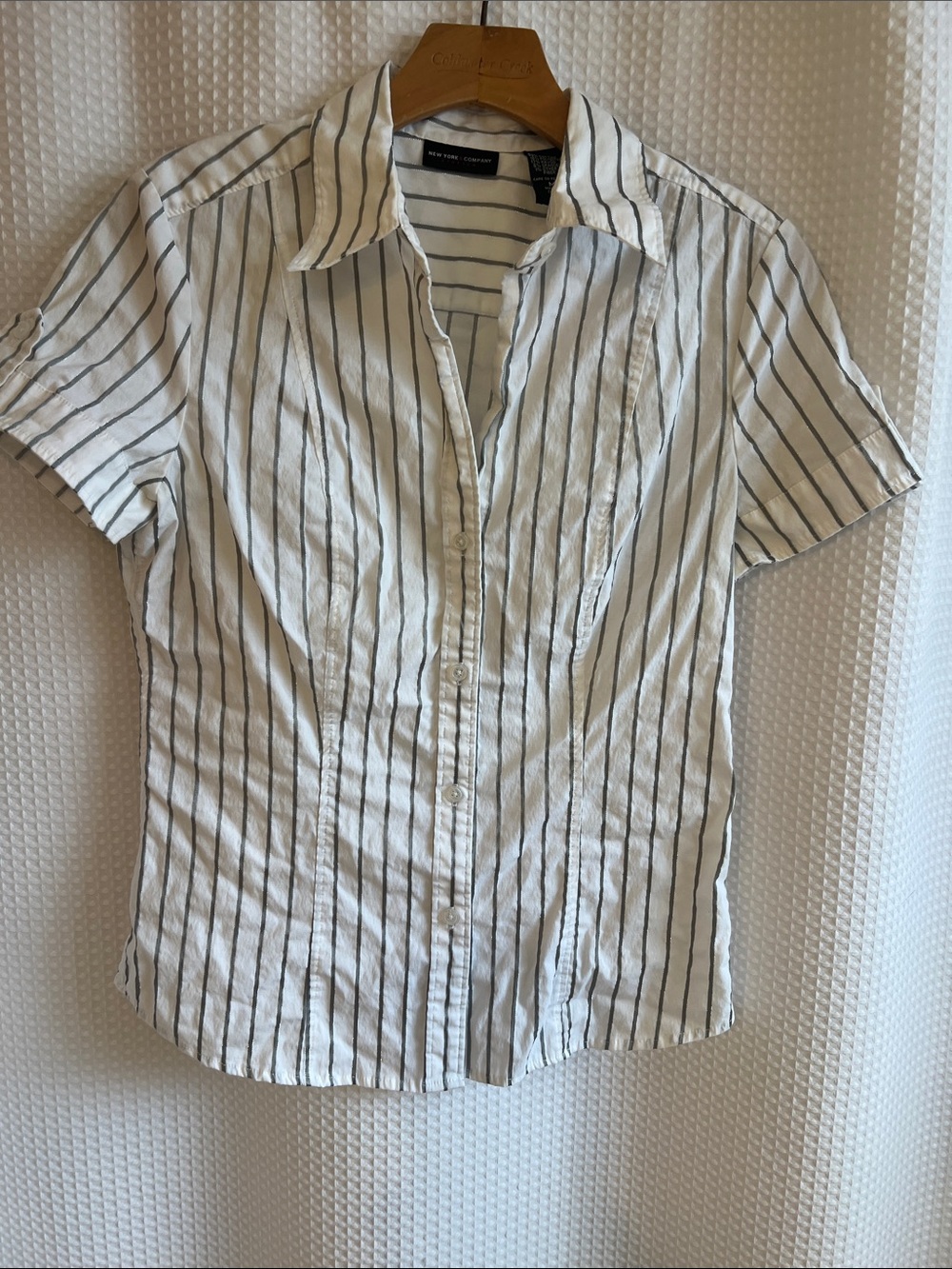 New York & Company White Short-Sleeve Button Shirt w/grey & silver Strip-726-013